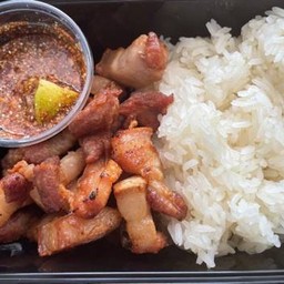 ข้าวเหนียวหน้าหมูสามชั้นทอด น้ำจิ้มแจ่วมะนาว