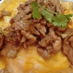 ข้าวใข่ข้นหน้าหมูกระเทียม