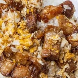 หมูกรอบผัดไข่