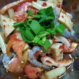 ยำแซลมอนกุ้งหมูยอ