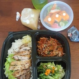 เซตข้าวไก่ย่างซีอิ้ว