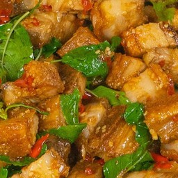 กระเพราหมูกรอบเป็นกับข้าว