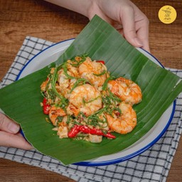 กุ้งผัดไข่เค็มชะอม ราดข้าว