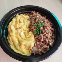 ข้าวหมูสับทอดกระเทียมไข่ข้น + น้ำเก๊กฮวย
