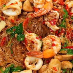 กระเพราวุ้นเส้นราดข้าวกุ้งปลาหมึก