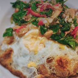 ข้าวหน้ากระเพราหมูชิ้นไข่ดาว