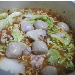 มาม่าต้มลูกชิ้นหมูแบบบ้านๆ