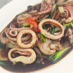 ปลาหมึกผัดพริกไทยดำ สูตรไฟแดง