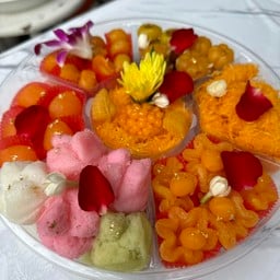 เซทขนม ๘ มงคล( ถาดกลมมีขนม ๘ อย่างตกแต่งสวยงาม)