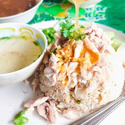ข้าวเม็ดสวยอร่อย ไก่นุ่ม น้ำราดกลมกล่อม น้ำจิ้มเด็ด ต้องลอง
