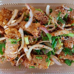 หมูกรอบยำแซบ  อาหร่อยมากจะเป็นกับข้าวหรือกับแกล้มดีค่ะ