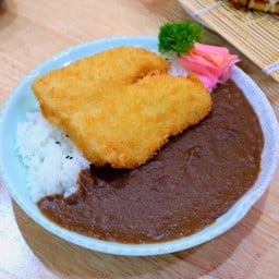 ข้าวแกงกะหรี่ ปลาชุบแป้งทอด