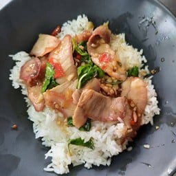 ข้าวกะเพราหมูแดง