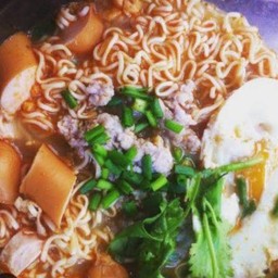 มาม่าต้ม+หมูสับ+ไส้กรอก+ไข่