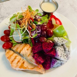 ฟรุ๊ตสลัดแซลมอนย่างเกลือ