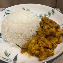 หมูผัดเครื่องแกงใต้ราดข้าว