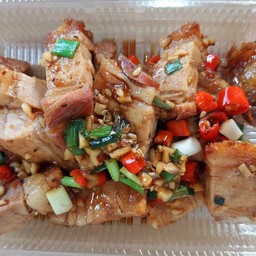 หมูกรอบคั่วพริกเกลือ อาหร่อยมากจะเป็นกับข้าวหรือกับแกล้มดีค่ะ