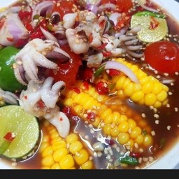 ยำข้าวโพดหมึกสายไข่แดง