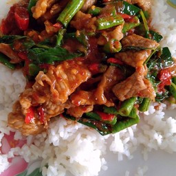 ผัดพริกแกงถั่ว