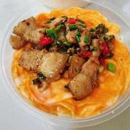 ข้าวไข่ข้นหมูสามชั้นคั่วพริกเกลือ