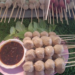 ลูกชิ้นปิ้งน้ำจิ้มพริกเผาบุรีรัมย์สูตรโบราณ สาขา2 BYเจ๊หมวย อาคารเทอดดำริชั้น20 ห้อง323
