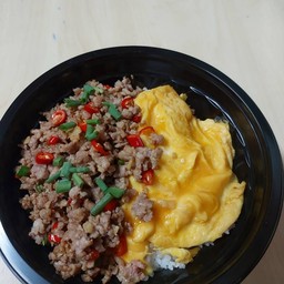 ข้าวหมูสับคั่วพริกเกลือไข่ข้น + น้ำเก๊กฮวย