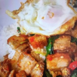 ข้าวกะเพราหมูกรอบ+ไข่ดาว จับคู่โค้กกับน้ำแข็ง