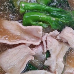 เส้นใหญ่ราดหน้าหมู