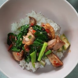 ข้าวคะน้าหมูกรอบ
