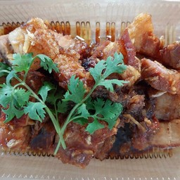หมูกรอบกระเทียมพริกไทย อาหร่อยมากจะเป็นกับข้าวหรือกับแกล้มดีค่ะ