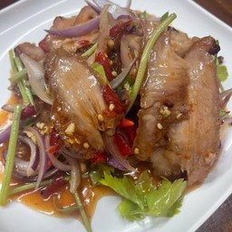 ยำคอหมูย่าง