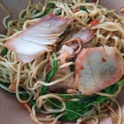 บะหมี่ผัดกะเพราหมูแดง