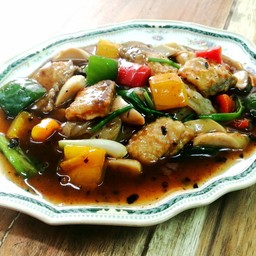 ราดหน้าปลากะพงเต้าซี่肉汁黑豆炒面