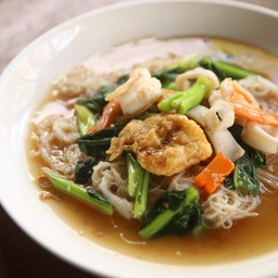 เส้นหมี่ราดหน้า