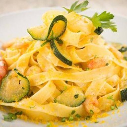 Pasta fresca con gamberi e zucchine