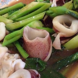 ข้าวคะน้าปลาหมึก