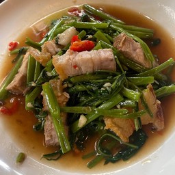 ผัดผักบุ้งหมูกรอบ