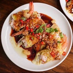 เกี๊ยวกุ้งหมูราดซอส