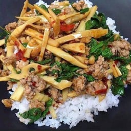 ข้าวผัดกะเพราหน่อไม้หมูสับ