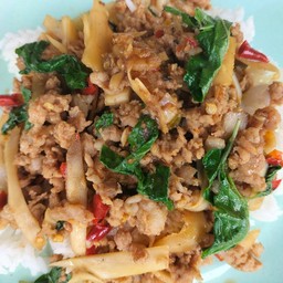 ข้าวราดกะเพราหมูสับหน่อไม้ดอง
