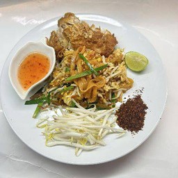 ผัดไทยธรรมดา + ไก่ทอด
