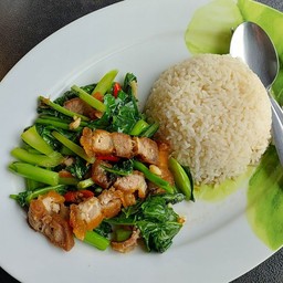 คะน้าหมูกรอบราดข้าว