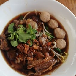 ก๋วยเตี๋ยวเนื้อเปื้อยบ้านบ้านByต้อมแง๋