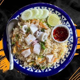 ข้าวผัดปลาหมึก จานใหญ่