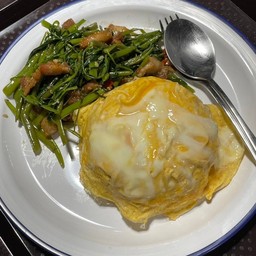 ข้าวผัดผักบุ้งหมูกรอบ