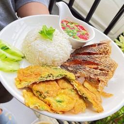 ข้าวปลานิลแกะไข่เจียวชะอม
