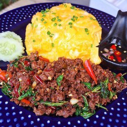 ข้าวใข่ข้นกระเพราเนื้อ