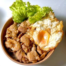 ข้าวหมูกะเทียมไข่ดาวพลูโต