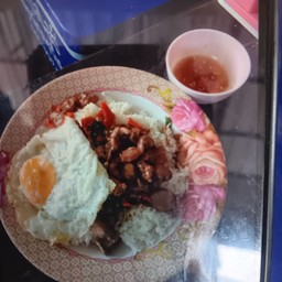 กระเพราเครื่องในไก่ราดข้าว