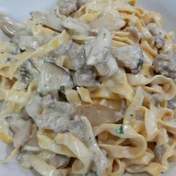Pasta fresca con salsiccia e funghi